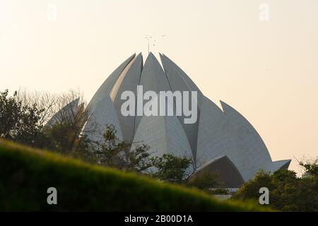 Der Lotus-Tempel in Neu-Delhi, Indien an einem sonnigen Tag Stockfoto
