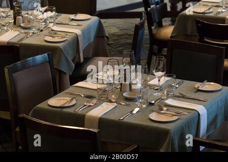 Draufsicht und Blick auf Tische in einem Restaurant oder Speisesaal eines Hotels, ausgelegt für vier Personen in elegantem Stil ohne Menschen Stockfoto