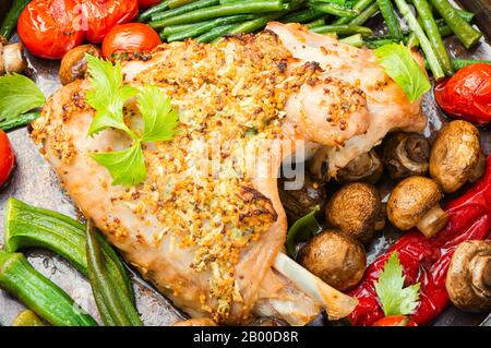 Hausgemachter gerösteter truthahnflügel mit gegrilltem Gemüse Stockfoto