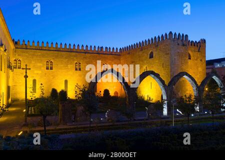 Garten Santa Barbara in der Nähe der Wände des Alten Palastes der Erzbischöfe bei Sonnenuntergang, Braga, Minho, Portugal Stockfoto