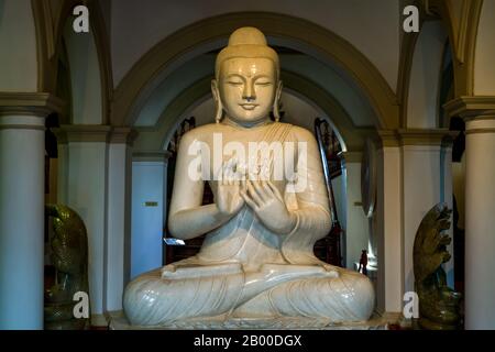 Buddha Statue im der Sri Dalada Maligawa oder der Tempel des Heiligen Zahns, ein buddhistischer Tempel in der Stadt Kandy, Sri Lanka. Die Gehäuse Stockfoto