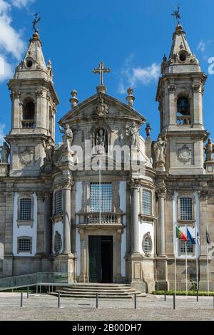 Carlos Amarante Platz mit Sao Marcos Kirche aus dem 18. Jahrhundert und ehemaliges Krankenhaus, das in ein Hotel umgewandelt wurde, Braga, Minho, Portugal Stockfoto