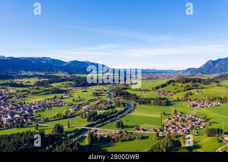 Angeln im Allgaeu mit Landkreis Au und Iller, Illertal, Drohnenaufnahme, Oberallgaeu, Allgaeu, Schwaben, Bayern, Deutschland Stockfoto