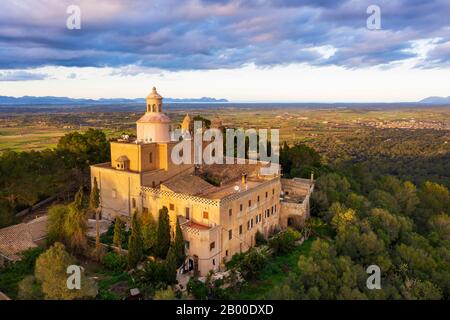 Kloster Santuari de Bonany im Abendlicht, in der Nähe von Petra, Drohnenbild, Mallorca, Balearen, Spanien Stockfoto