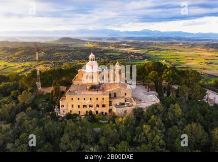 Kloster Santuari de Bonany im Abendlicht, in der Nähe von Petra, Drohnenbild, Mallorca, Balearen, Spanien Stockfoto