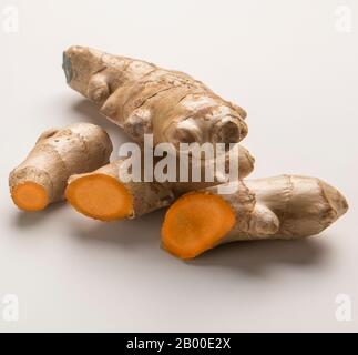 Schneiden oder Schneiden der kurkuma-urmerischen Wurzel auf Weiß Stockfoto