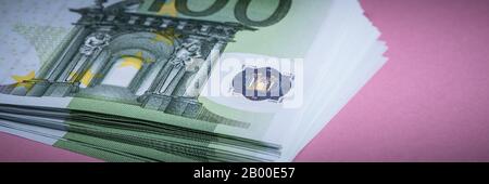 Euro cash auf einem Lila, Lila und Rosa Hintergrund. Euro Banknoten Geld. Euro Geld. Euro Rechnung. Für text Stockfoto