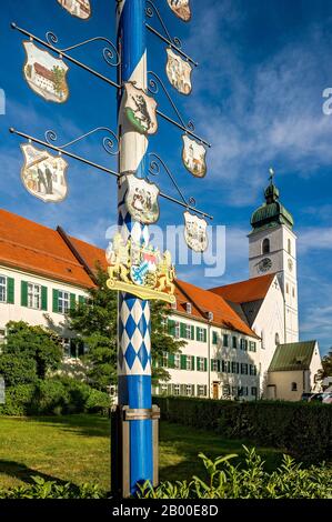 Bürgermeisterin mit Zunftschild und Bayerischem Wappen, ehemaliges Kloster der Benediktion mit Klosterkirche St. Sebastian, Altstadt, Ebersberg, oben Stockfoto