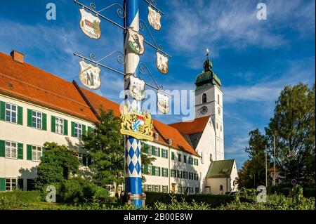 Bürgermeisterin mit Zunftschild und Bayerischem Wappen, ehemaliges Kloster der Benediktion mit Klosterkirche St. Sebastian, Altstadt, Ebersberg, oben Stockfoto