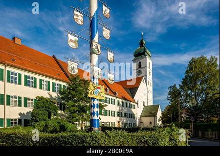 Bürgermeisterin mit Zunftschild und Bayerischem Wappen, ehemaliges Kloster der Benediktion mit Klosterkirche St. Sebastian, Altstadt, Ebersberg, oben Stockfoto