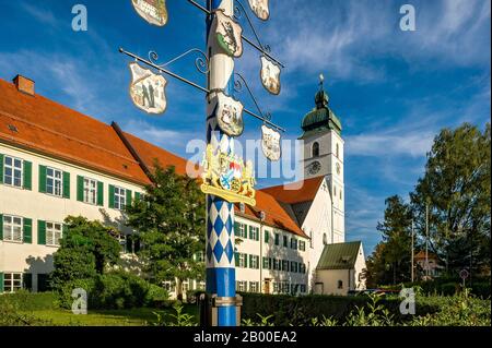 Bürgermeisterin mit Zunftschild und Bayerischem Wappen, ehemaliges Kloster der Benediktion mit Klosterkirche St. Sebastian, Altstadt, Ebersberg, oben Stockfoto