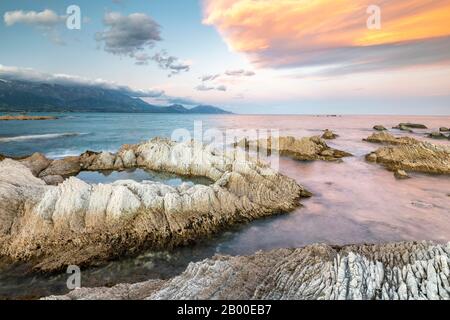 Felsenküste auf der Kaikoura-Halbinsel, Berge der Kaikoura Range im Hintergrund, Kaikoura, Canterbury, South Island, Neuseeland Stockfoto