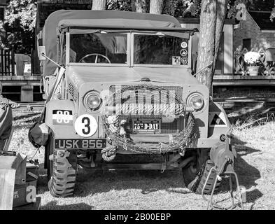 10 vierziger Jahre Militärlandrover, der am jährlichen vierzigjährigen Wochenende in holt und Sheringham ausgestellt wird Stockfoto