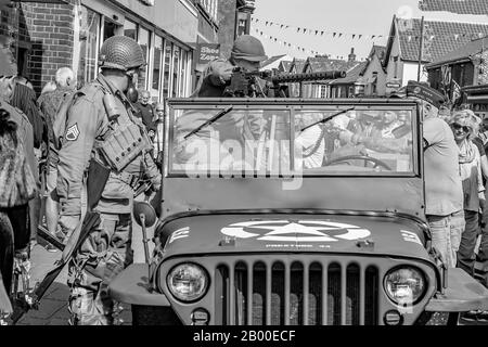 30 Männer kleideten während des jährlichen vierzigjährigen Wochenendes in Sheringham und holt als Militärsoldaten der vierziger Jahre Stockfoto