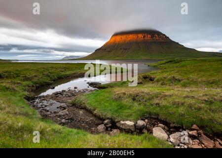 Mount Kirkjufell, Sun durchbricht Wolken auf dem Berg, Grundarfjoerdur, Snaefellsnes Peninsula, Snaefellsnes, Vesturland, Island Stockfoto