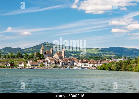 Zürichsee mit Blick auf Rapperswill, Altstadt und Schloss, Kanton St. Gallen, Schweiz Stockfoto