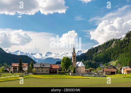 Blick auf die Ortschaft Berguen, Reformierte Kirche Berguen, Albula-Pass-Straße, Kanton Graubuenden, Schweiz Stockfoto