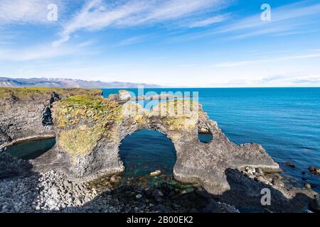 Felsbogen Gatklettur, Basaltküste, Arnarstapi, Snaefellsnes Peninsula, Snaefellsnes, Vesturland, Island Stockfoto