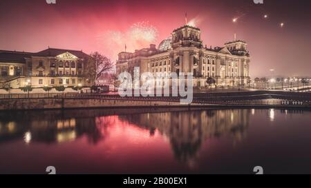 Reichstags-Bank mit Feuerwerk an Silvester, Berlin, Deutschland Stockfoto