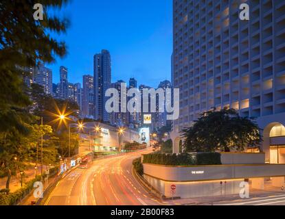 Das Murray Hotel und die Wohnblöcke in der Abenddämmerung, Admiralität, Hongkong Stockfoto