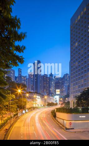 Das Murray Hotel und die Wohnblöcke in der Abenddämmerung, Admiralität, Hongkong Stockfoto