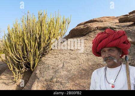 Indianischer Mann, Mitglied des Rabari-Stammes, mit rotem Turban, Bera, Rajasthan, Indien Stockfoto