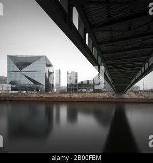 Gustav-Heinemann-Brücke vor dem Hauptbahnhof mit dem Cube Berliner Gebäude am Washingtonplatz, Spreebogen, Mitte, Berlin, Deutschland Stockfoto