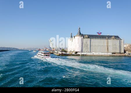 Istanbul, TÜRKEI - 25. Januar 2020: Historische Fähren zum Bahnhof Haydarpasa und zu den städtischen Linien im Bosporus Stockfoto