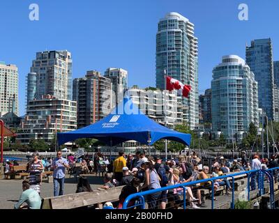 Skyline von Vancouver, Blick von Granville Island, Canadian National Flag, Vancouver, British Columbia, Kanada Stockfoto