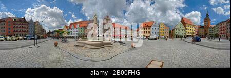 360-Grad-Panorama vom Hauptplatz Landsberg mit Marienbrunnen und historischem Rathaus, Landsberg am Lech, Bayern, Deutschland Stockfoto