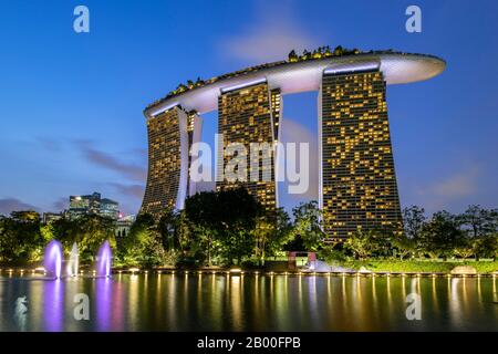 Marina Bay Sands Hotel in der Dämmerung, Marina Bay, Downtown Core, Singapur Stockfoto
