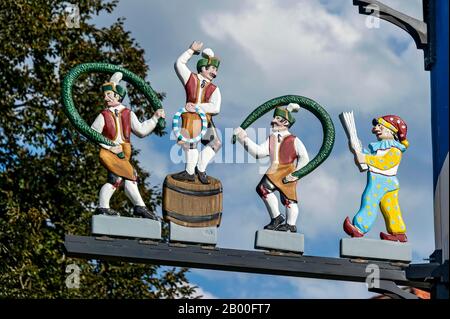 Zunftschild auf der Maypole, symbolische Darstellung des Berufs cooper, cooper und Jester beim cooper Dance, Haag in Oberbayern, Upper Stockfoto