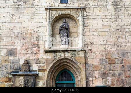 Statue an der Wand der kreuzkirche, ein gotisches Gebäude in Hannover. Stockfoto