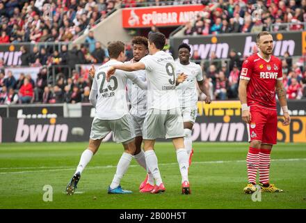 Jubel Kingsley COMAN (M) nach seinem Tor zum 0: 2, links nach rechts Thomas MUELLER (Mvºller, M), Kingsley COMAN (M), Robert LEWANDOWSKI (M), r. Rafael CSICHOS (K) enttäuschte Fußball 1.Bundesliga, 22.Spieltag, FC Köln (K) - FC Bayern München (M), am 16.02.2020 in Köln/Deutschland. ¬ Nutzung weltweit Stockfoto