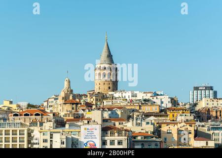 Der Galata-Turm, genannt Christea Turris, ein mittelalterlichen Steinturm und Gebäude im Viertel Karakoy in Istanbul, Türkei, nördlich des Goldenen Stockfoto