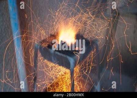 Heiße rote Kohlen feuerten aus der Luft Stockfoto