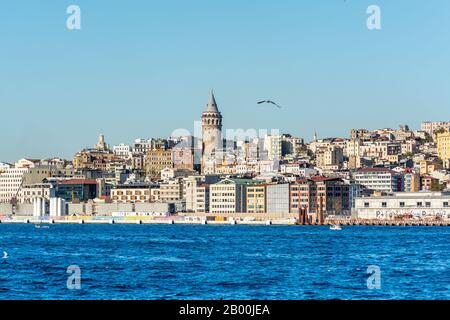 Der Galata-Turm, genannt Christea Turris, ein mittelalterlichen Steinturm und Gebäude im Viertel Karakoy in Istanbul, Türkei, nördlich des Goldenen Stockfoto