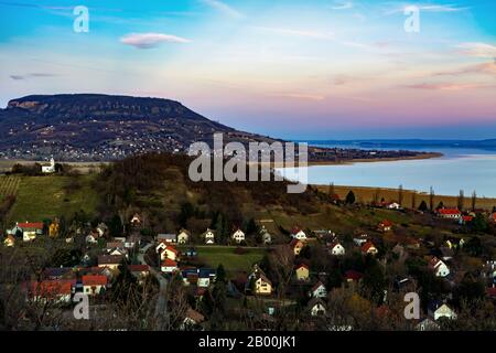 Blick von Sziligget am Plattensee und der Badacsony-Hügel-Hochlandlandschaft Balaton Stockfoto