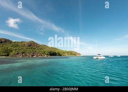 Katamarane in einer Bucht in der Nähe von Curieuse Island auf den Seychellen bis zur Nordküste der Insel Praslin Stockfoto