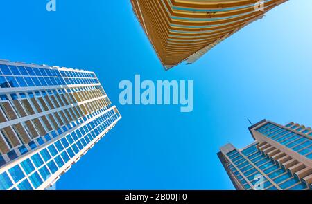 Winkelschuss moderner, vielgeschossiger Apartmentgebäude gegen den klaren blauen Himmel Stockfoto