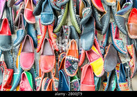 Bunte Schuhe zum Verkauf auf dem Arasta Basar, wo es viele Geschäfte für Süßigkeiten, Gold, Handwerk als Geschenke kaufen kann. In der Nähe der Blauen Moschee und Restaurants i Stockfoto