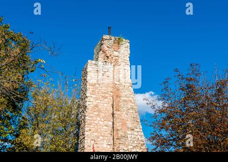 Ruinen einer Steinmauer in der Nähe der Moschee der Hagia Sophia in Istanbul, Türkei. Stockfoto