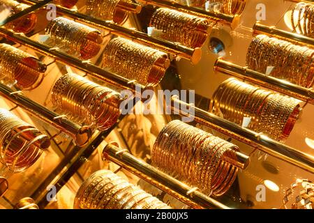 Goldene Armbänder in einem Juweliergeschäft auf dem Golden Souk Markt in Dubai Stockfoto