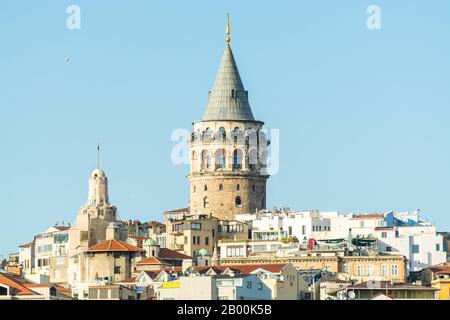 Der Galata-Turm, genannt Christea Turris, ein mittelalterlichen Steinturm und Gebäude im Viertel Karakoy in Istanbul, Türkei, nördlich des Goldenen Stockfoto