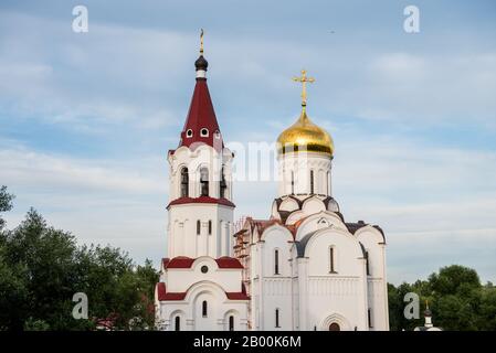 Hauptgebäude der orthodoxen Kirche zum Schutz der Heiligen Jungfrau in Minsk, Weißrussland Stockfoto