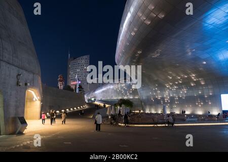 Südkorea, Seoul: Die Dongdaemun Design Plaza (DDP), entworfen von der Architektin Zaha Hadi Stockfoto