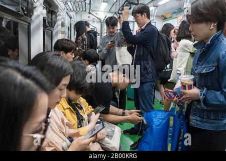 Südkorea, Seoul: Passagiere in einem U-Bahn-Zug Stockfoto