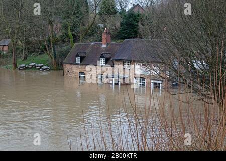 The Boat Inn, Jackfield, Shropshire, Großbritannien. Februar 2020. Mit dem weiteren Anstieg des Flussniveaus erlebt das Dorf Jackfield in Shropshire sein schlimmstes Hochwasser seit 20 Jahren, während der Fluss Severn seine Ufer platzt, Häuser und Geschäfte überschwemmt. Gutschrift: Rob Carter/Alamy Live News Stockfoto