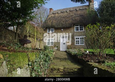 Hübsches freistehendes Reethaus im Dorf Aynho, Northamptonshire, Großbritannien Stockfoto