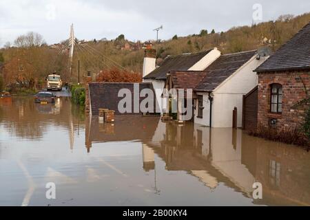 Jackfield, Shropshire, Großbritannien. Februar 2020. Mit dem weiteren Anstieg des Flussniveaus erlebt das Dorf Jackfield in Shropshire sein schlimmstes Hochwasser seit 20 Jahren, während der Fluss Severn seine Ufer platzt, Häuser und Geschäfte überschwemmt. Gutschrift: Rob Carter/Alamy Live News Stockfoto